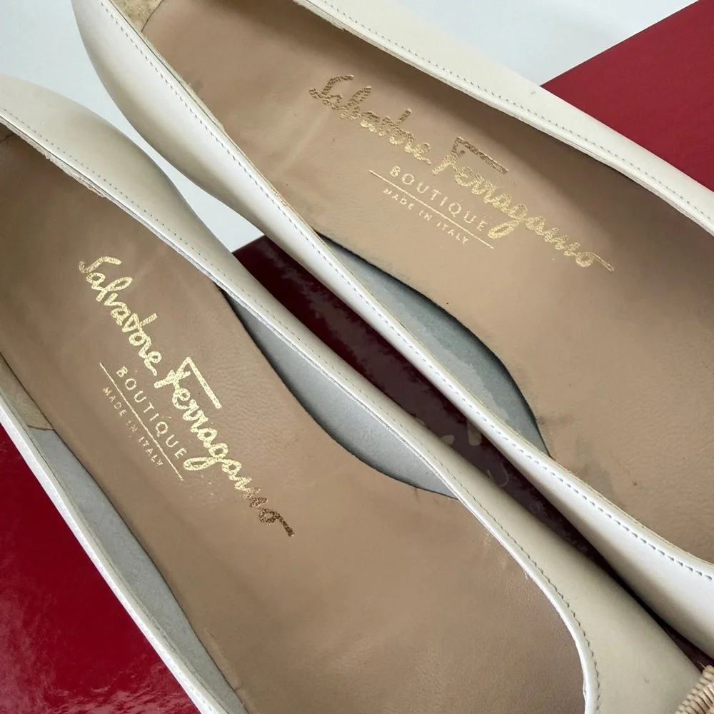 Salvatore Ferragamo Vara Bow Pumps Heel3’ Cream Gold Buckle Sz 7.5 Made In Italy - Picture 5 of 16